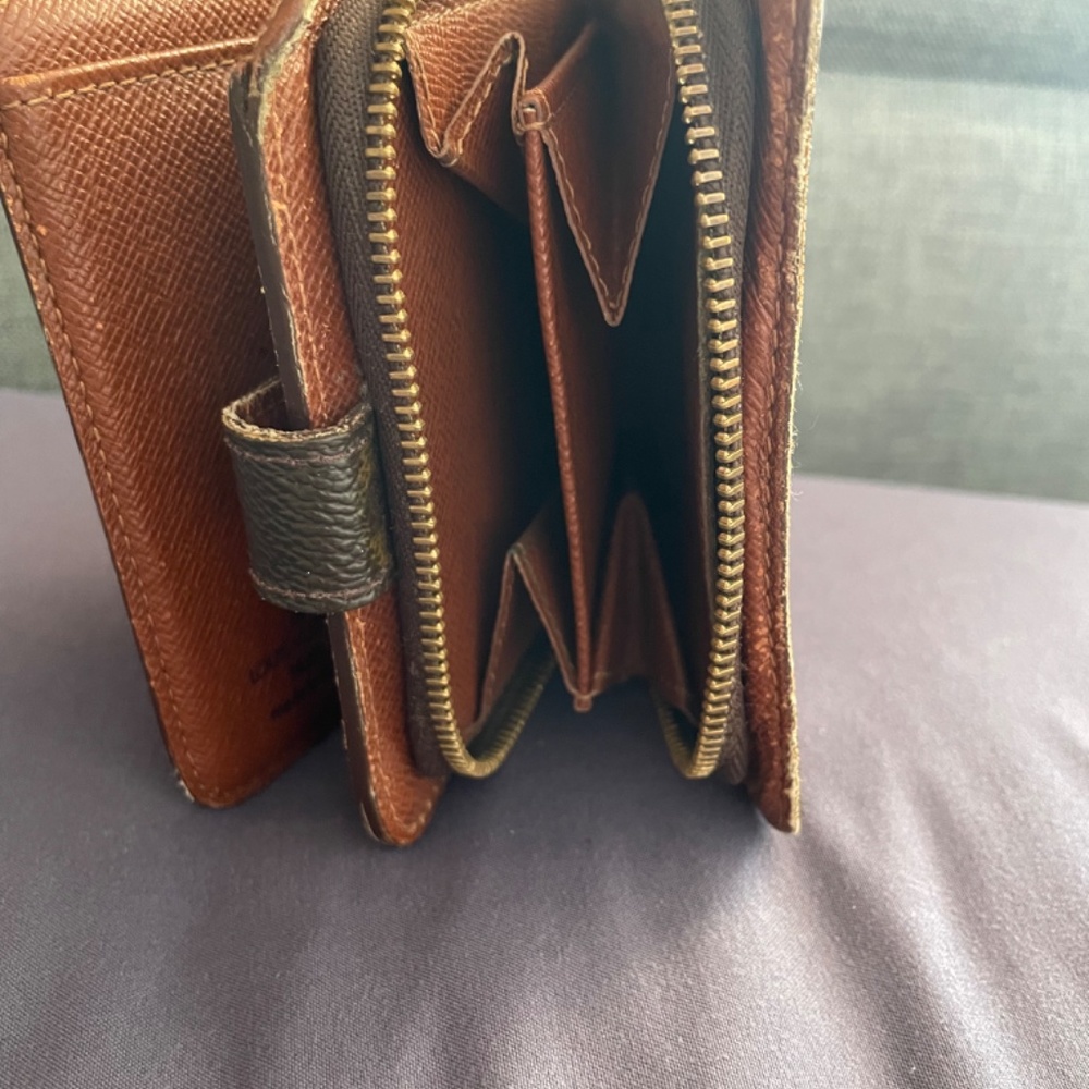 Louis Vuitton - Picture 3 of 5